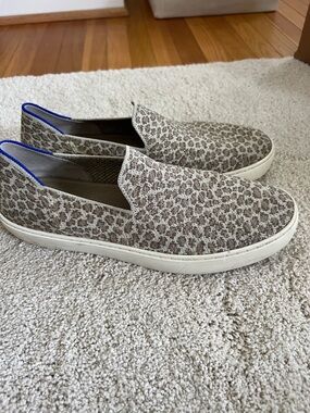 Rothy’s Cheetah Pebble Spot tan/brown knit upper slip on sneaker/shoe. Sz 10